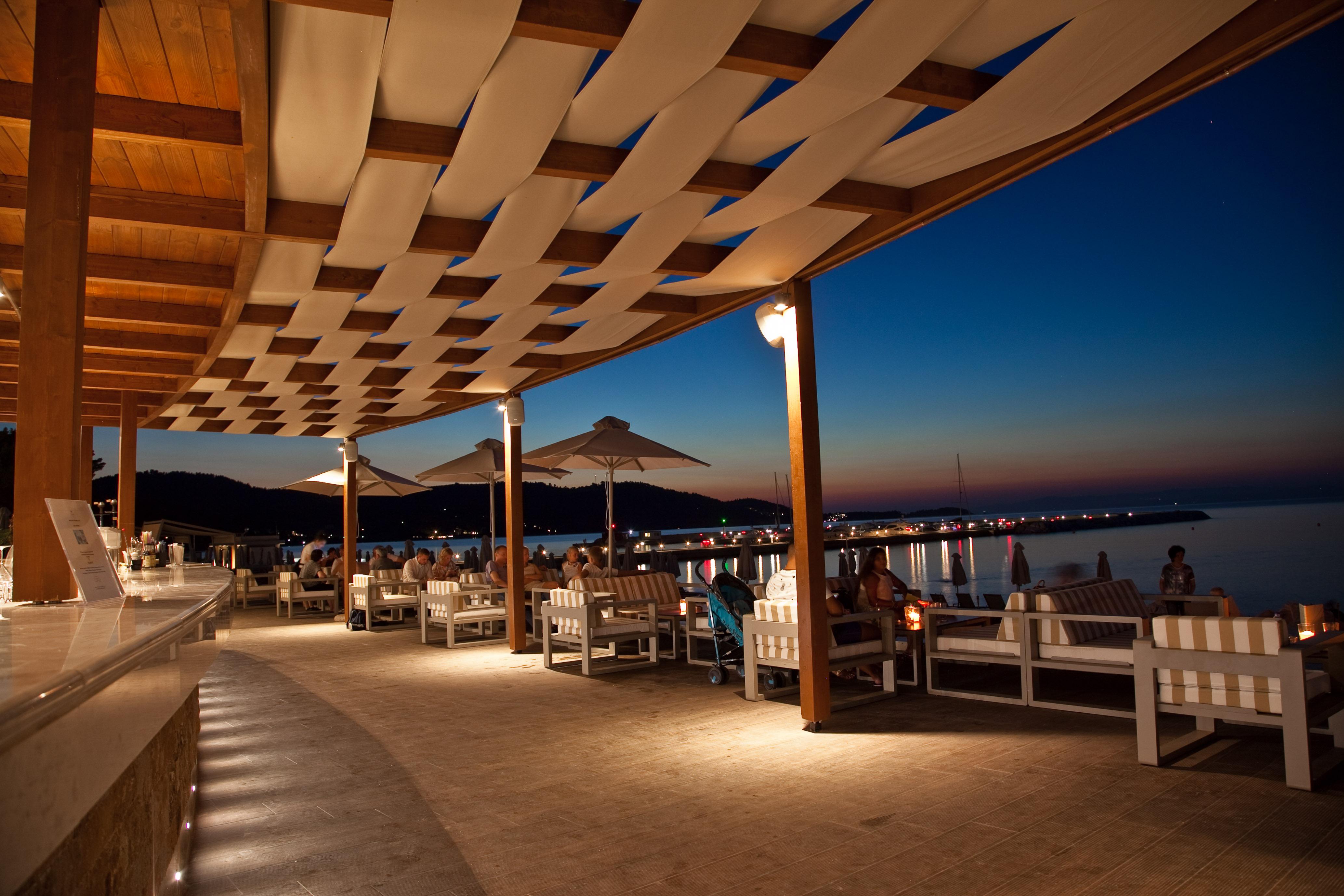 Miraggio Thermal Spa Resort Paliouri Bagian luar foto The restaurant at night