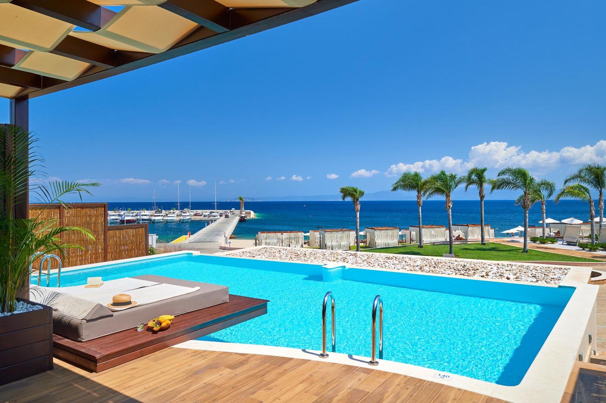 Miraggio Thermal Spa Resort Paliouri Bagian luar foto The swimming pool at the hotel