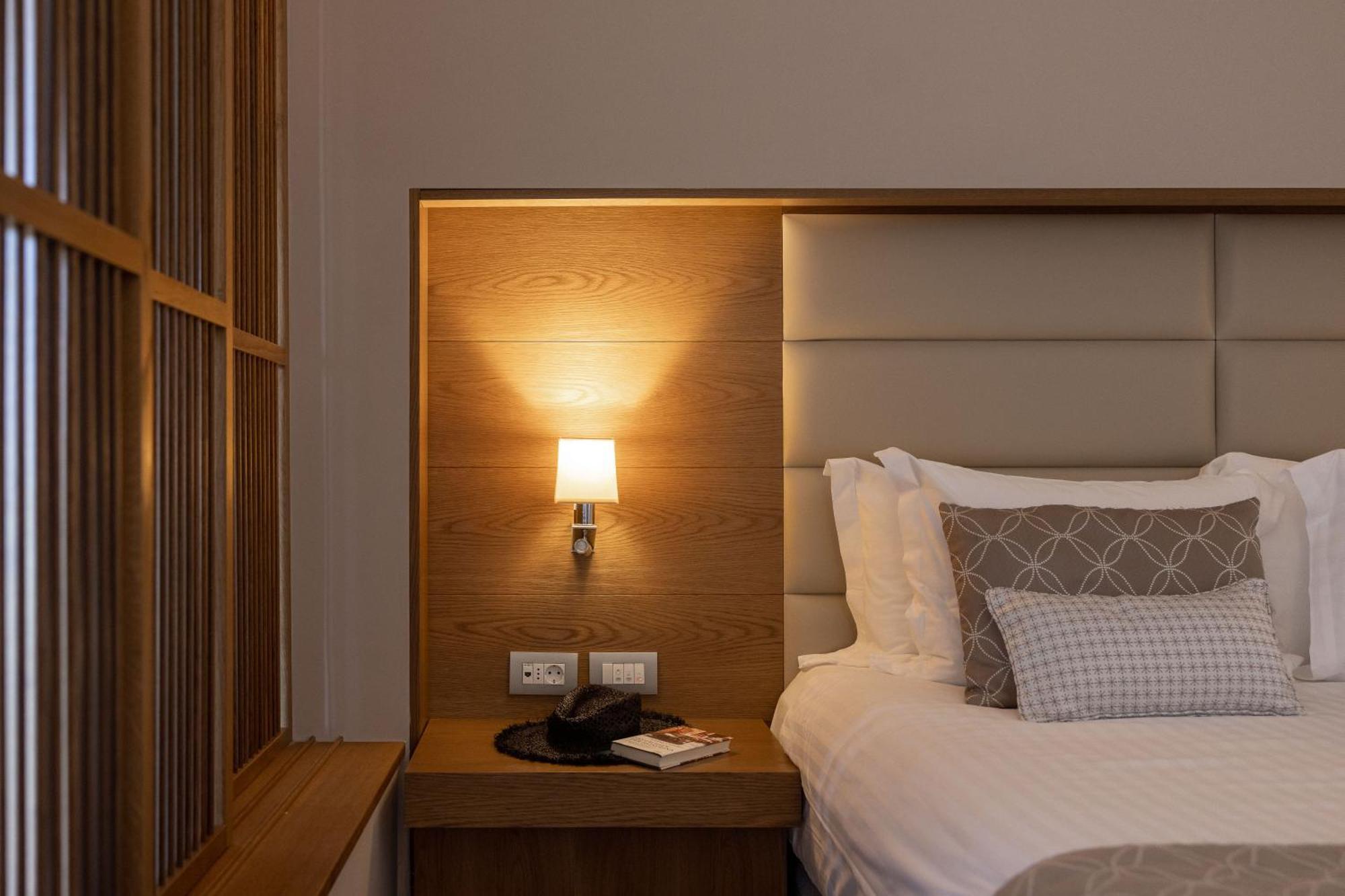 Miraggio Thermal Spa Resort Paliouri Bagian luar foto A wall light