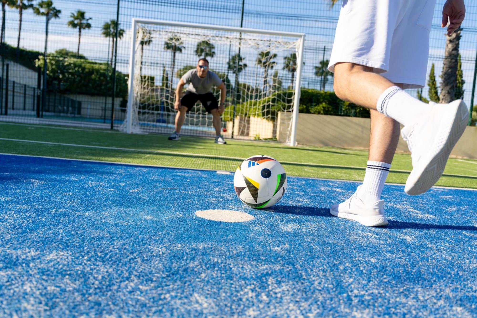 Miraggio Thermal Spa Resort Paliouri Bagian luar foto A player about to take a penalty kick