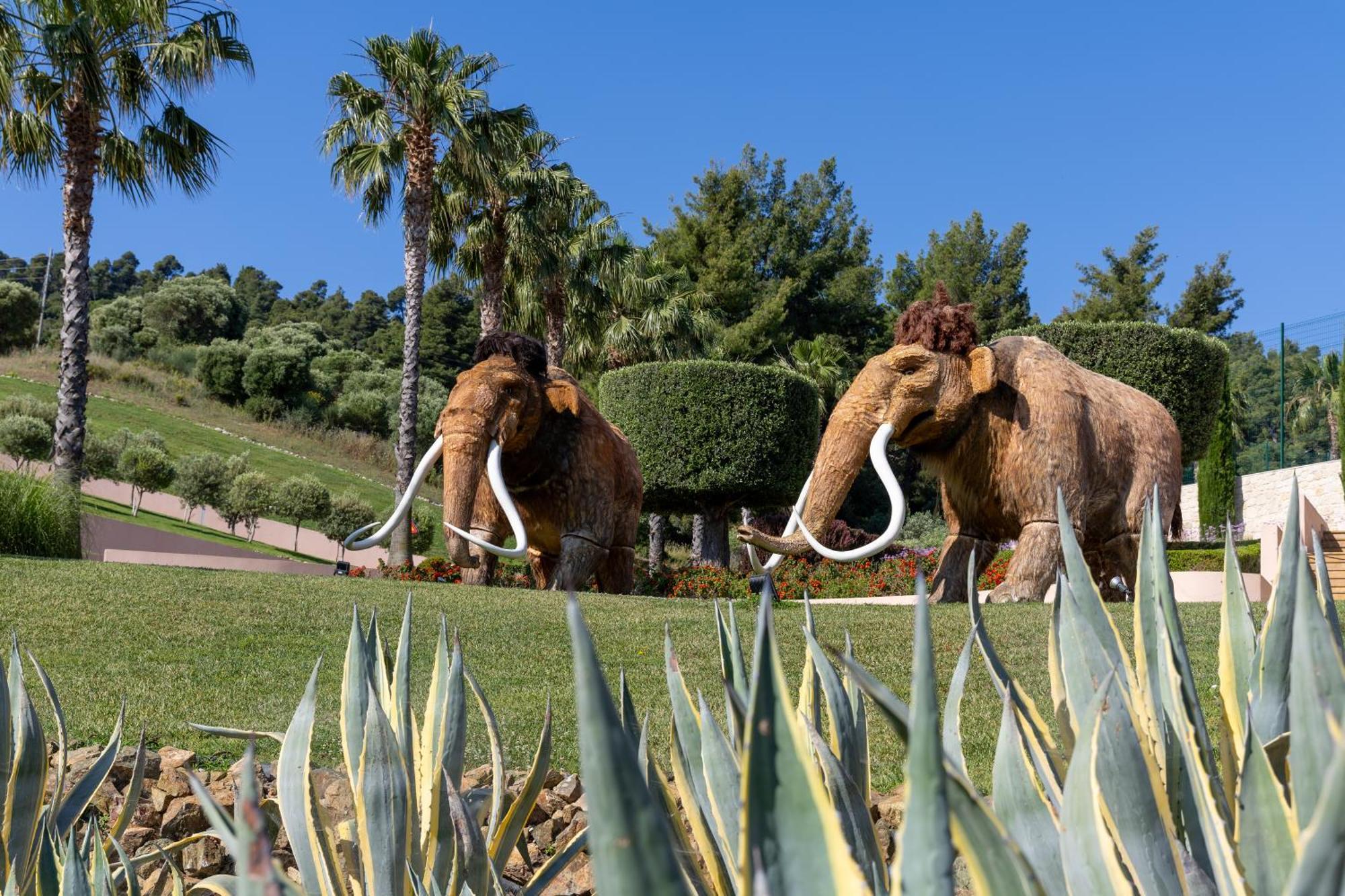 Miraggio Thermal Spa Resort Paliouri Bagian luar foto Life restoration of a pair of the Pleistocene mammoths, Mamuteus, or Columbian mammoths